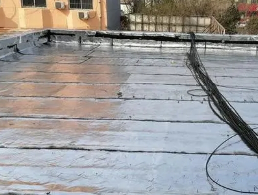 开平卫生间漏水维修公司分享下开平屋面楼顶防水刚性防水层施工要点。